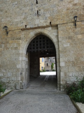 SARRANT
ancien village médiéval fortifié 
Porte de ville du XIVeme.