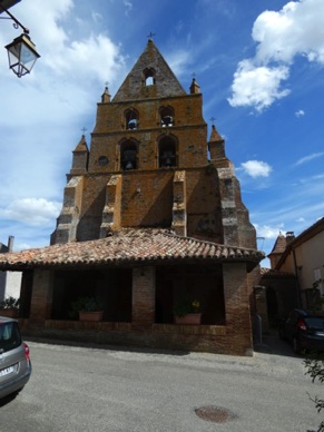 BOUILLAC 
Eglise du XVIIe avec son clocher-mur triangulaire à contrefort
