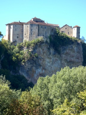 ses deux châteaux qui s'élèvent à 100m de haut au ras de la falaise