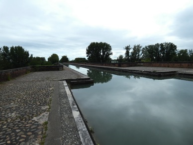 il permet au canal latéral à la Garonne de franchir le Tarn