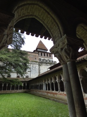 MOISSAC : le cloître avec ses 76 colonnes de marbre surmontées de chapiteaux différents