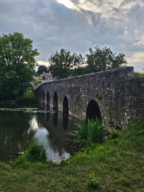 CURZAY SUR VONNE 
pont roman du Moyen Age avec 6 arches en plain cintre de largeur in&eacute;gale