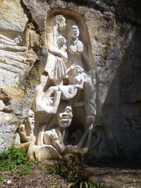 des sculpteurs donnent vie aux immenses parois de calcaire blanc