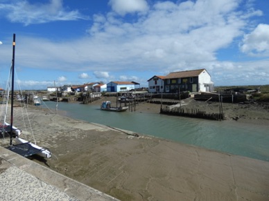 cabanes de pêcheurs le long du chenal de MARENNES