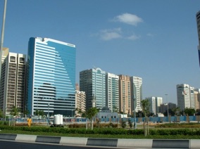 Entr&eacute;e dans la ville d'Abu Dhabi
