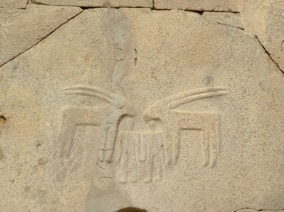 relief de la porte illustrant un couple de deux oryx