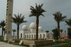 le tombeau du Sheikh Fayed aupr&egrave;s duquel se relaient des lecteurs du Coran