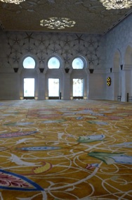 dans cette salle on retrouve les m&ecirc;mes dessins sur le tapis ...