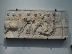 Fragment de relief architectural : sacrifice rituel - Empire romain
(Mus&eacute;e du Louvre)