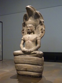 Bouddha en m&eacute;ditation prot&eacute;g&eacute; par le nage, roi des serpents - Cambodge
(Mus&eacute;e national des arts asiatiques - Guimet)