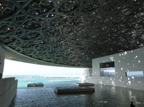 La coupole du Louvre r&eacute;alis&eacute;e par Jean Nouvel, vue de l'int&eacute;rieur du b&acirc;timent
