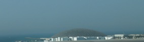 au loin la coupole du LOUVRE d'Abu Dabi