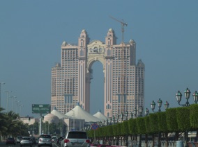 un nouvel immeuble en construction qui ressemble &agrave; l'Atlantis de Duba&iuml; ...