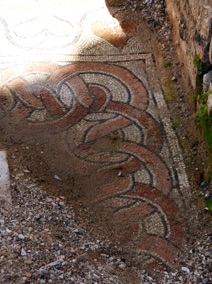 dans laquelle se trouve une mosaïque bien conservée dans laquelle se trouve une mosaïque bien conservée