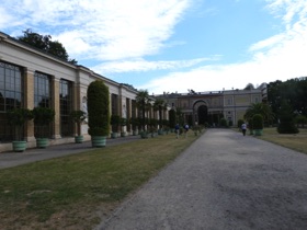 all&eacute;e reliant l'Orangerie au Ch&acirc;teau Sans-souci