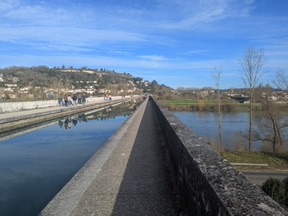 il s'&eacute;tend sur 580 m et se trouve &agrave; 10m au dessus de la Garonne