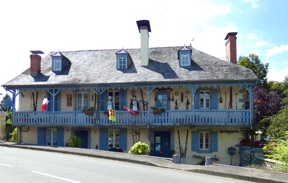 ARAMITS
Maison de Faveri avec son drapeau b&eacute;arnais