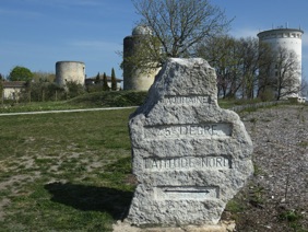 ST ANDRE DE CUBZAC, site des Moulins de Montalon : st&egrave;le qui marque le passage du 45&egrave;me parall&egrave;le