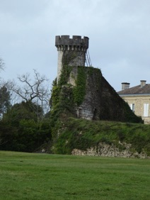 LANDIRAS
ch&acirc;teau fort &eacute;difi&eacute; au XIIIeme si&egrave;cle