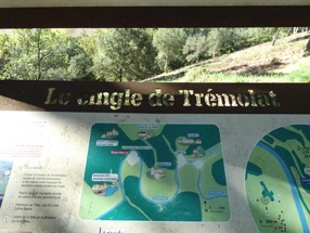 la cingle de TREMOLAT : la Dordogne fait un immense m&eacute;andre &agrave; cet endroit