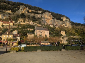 son &eacute;glise du XVe enfouie dans une v&eacute;g&eacute;tation quasiment tropicale