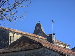 avec son clocher-mur en retrait de la fa&ccedil;ade &agrave; la fa&ccedil;on d'une clocher peigne