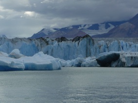 le front s'&eacute;l&egrave;ve &agrave; 70 m et il y a 490 m de glace sous l'eau !!