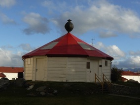un phare install&eacute; dans les terres &hellip;