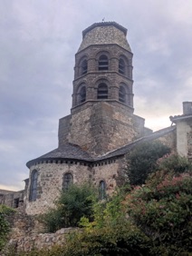 Eglise abbatiale Saint Andr&eacute; dont le clocher fut d&eacute;capit&eacute; &agrave; la R&eacute;volution et recouvert d'un bonnet phrygien