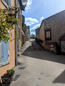 avec des rues m&eacute;di&eacute;vales aux maisons de pierre dor&eacute;e