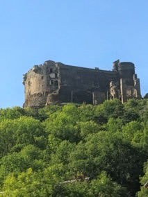 son ch&acirc;teau m&eacute;di&eacute;val du 12e sur un c&ocirc;ne basaltique
