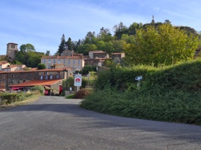 USSON 
domin&eacute; par des orgues basaltiques