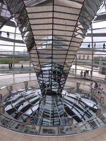 c&ocirc;ne central avec 360 miroirs sur lequel repose le d&ocirc;me transparent