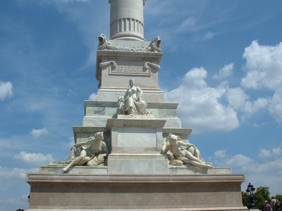 statues repr&eacute;sentant