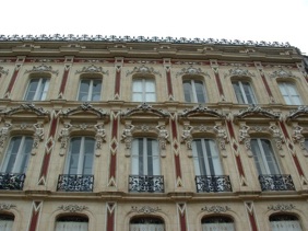 belle fa&ccedil;ade d'immeuble 
sur le Cours Victor Hugo