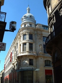 Galeries Lafayette dans la rue Sainte Catherine, art&egrave;re commerciale de la ville
