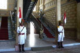 encadr&eacute; par des soldats pr&eacute;sents ce jour l&agrave;