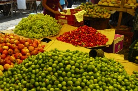 Promenade dans un march&eacute; aux &eacute;tals de fruits et l&eacute;gumes