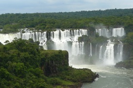 au milieu d'une v&eacute;g&eacute;tation tropicale exub&eacute;rante