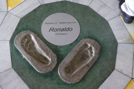 Empreintes de pas de quelques footballeurs c&eacute;l&egrave;bres : Ronaldo