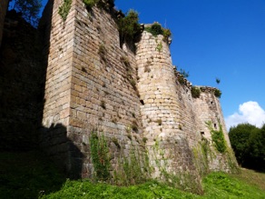 qui poss&egrave;de 11 tours massives