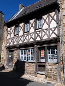 belles maisons &agrave; pan de bois dans la rue Ernest Renan