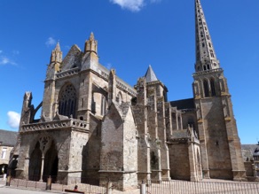 la Cath&eacute;drale Saint Tugdual avec sa fl&egrave;che de 63 m
