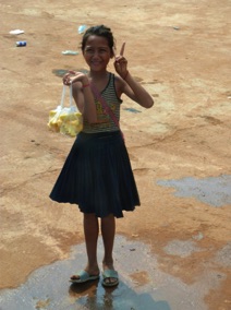 j'ai achet&eacute; un ananas &agrave; cette jeune fille sur le march&eacute;
