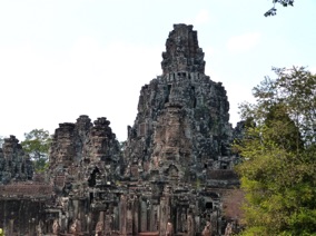 ce temple qui comporte une multitude de visages aux expressions diff&eacute;rentes