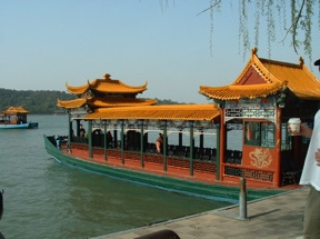 un bac relie l'&icirc;le du Lac du sud au temple du roi-dragon
