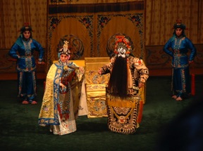 avec des costumes superbes
