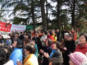 dans un parc les chinois se r&eacute;unissent pour chanter,