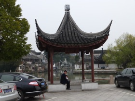 TONGLI, vieux village semblant pos&eacute; sur l'eau