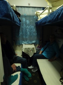 Notre compartiment de train 1ère classe (4 couchettes) où nous passerons la nuit … Notre compartiment de train 1ère classe (4 couchettes) où nous passerons la nuit …